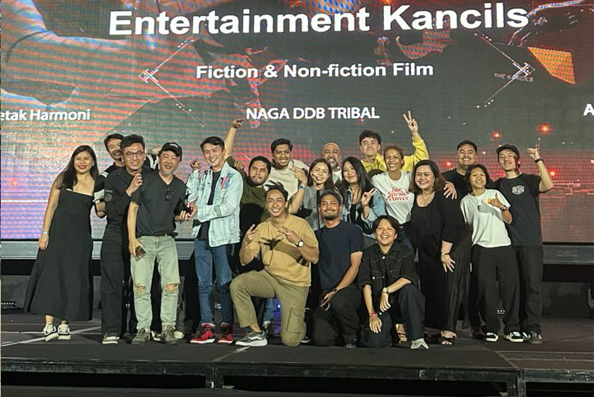 Beberapa kakitangan Astro menyambut kemenangan dengan penuh girang. - Foto Astro