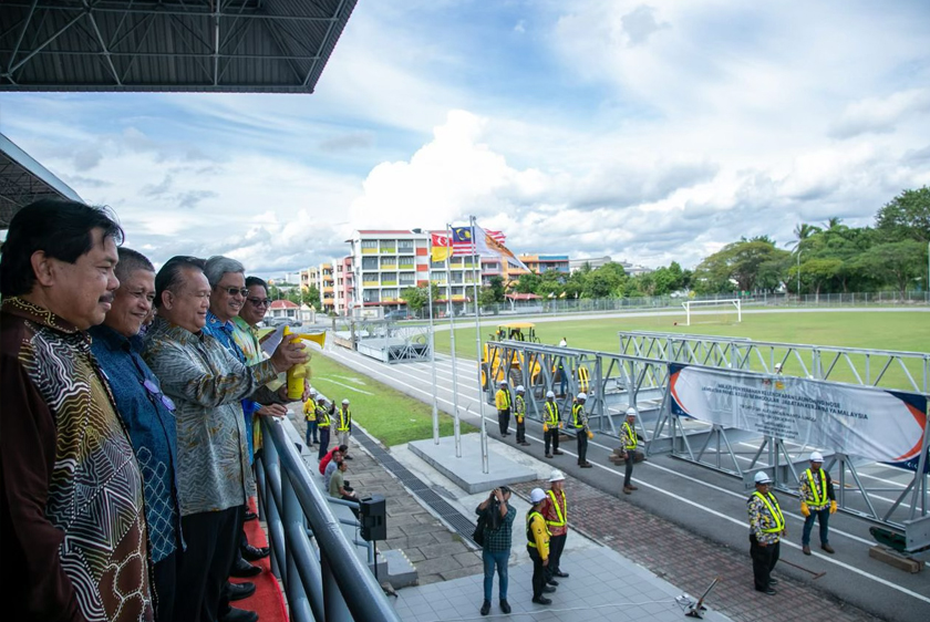 Menteri Kerja Raya, Datuk Seri Alexander Nanta Linggi melepaskan isyarat demonstrasi pemasangan Launching Nose sambil disaksikan kepimpinan tertinggi JKR. - Foto KKR