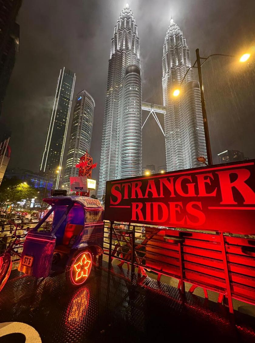 Aktivasi “Stranger Rides” berlatarbelakangkan Menara Berkembar Petronas menjadi tarikan utama peminat yang hadir meskipun hujan lebat. - Gambar Astro