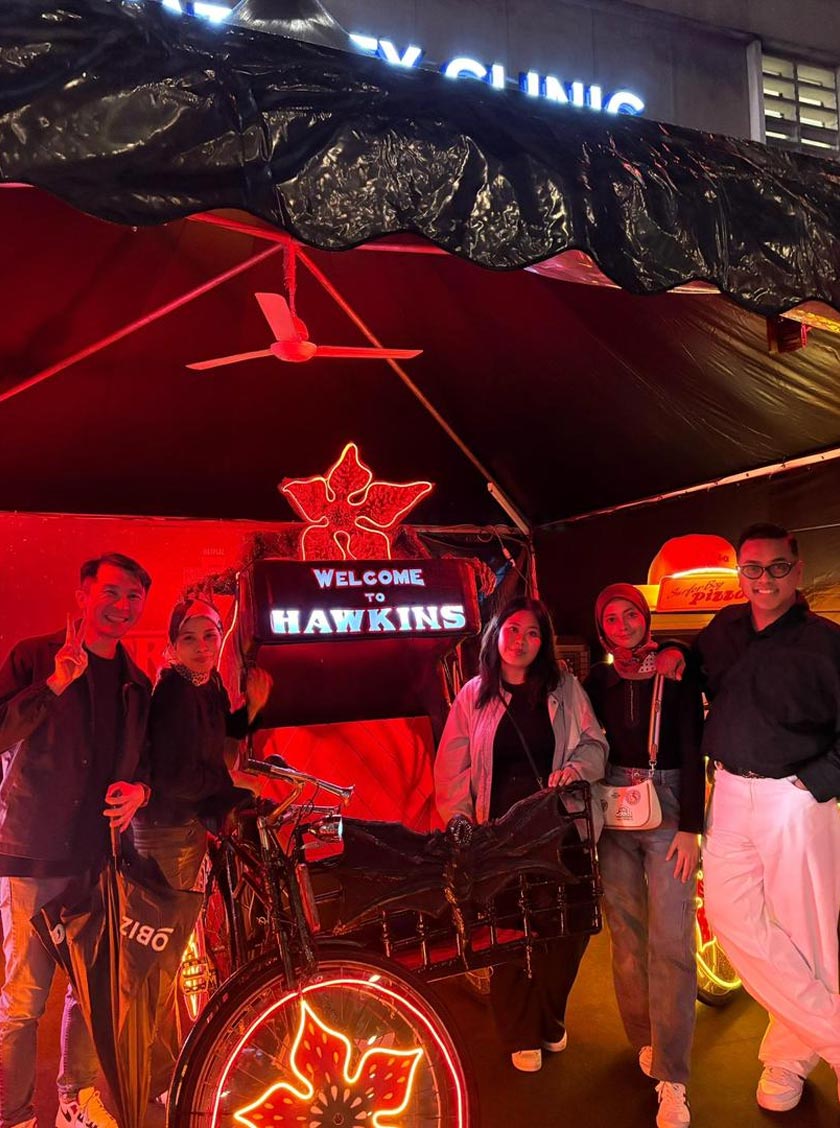 Ben bersama kakitangan Astro bergambar di zon “Welcome to Hawkins” ketika aktivasi Stranger Things Musim Ke-5 di Kuala Lumpur. - Gambar Astro