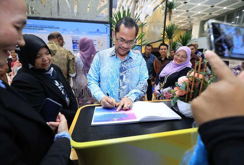 Suasana meriah di majlis menunjukkan usaha rakyat memperkasa semangat kebersamaan dalam komuniti OKU. - Foto KPWKM