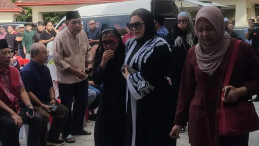 Zizie Izette bersama anak-anaknya difahamkan baru tiba dari Kuala Lumpur.