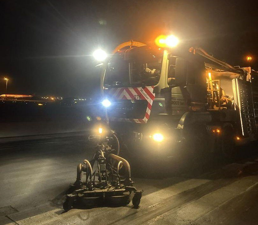 Pasukan Engineering Airport Pavement melakukan pemeriksaan rutin untuk mengesan pothole atau kerosakan selepas hujan lebat sebelum kerja pembaikan dijalankan.