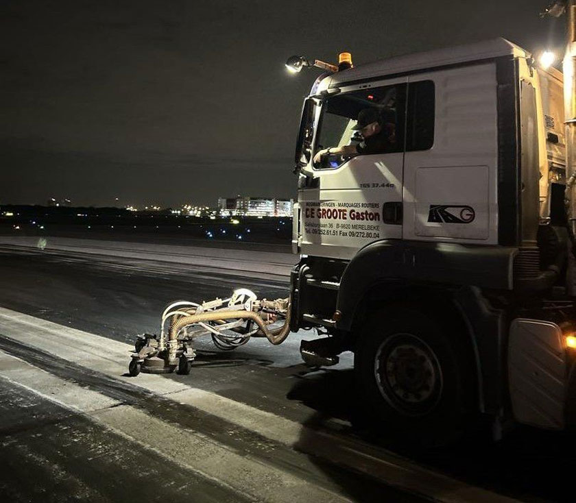 Kerja penyelenggaraan permukaan landasan di KLIA dijalankan tidak kira waktu bagi memastikan runway kekal rata dan selamat untuk setiap pendaratan.