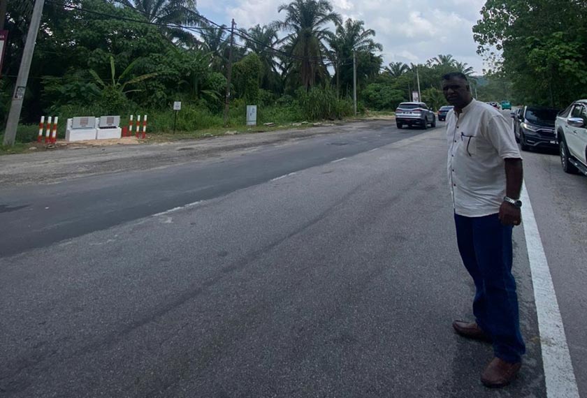 Penduduk mendakwa kualiti kerja tampalan jalan raya di kawasan perumahan itu tidak menepati piawaian sehingga membahayakan pengguna. - Foto Astro AWANI