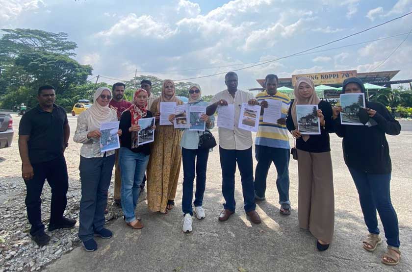 Sekitar 30 penduduk Aman Putri berkumpul menyuarakan ketidak puasan hati terhadap keadaan turapan jalan yang turut menjadi laluan utama yang menghubungkan Paya Jaras ke Bukit Darah yang dilaporkan rosak teruk sejak 2023. - Foto Astro AWANI