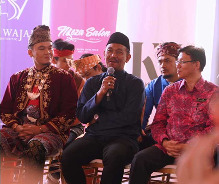 Dr Tan Awang Besar (kanan) dan Che Kem (tengah) pada sidang media pengumuman pementasan Teater Muzikal Paduka Cik Siti baru-baru ini.