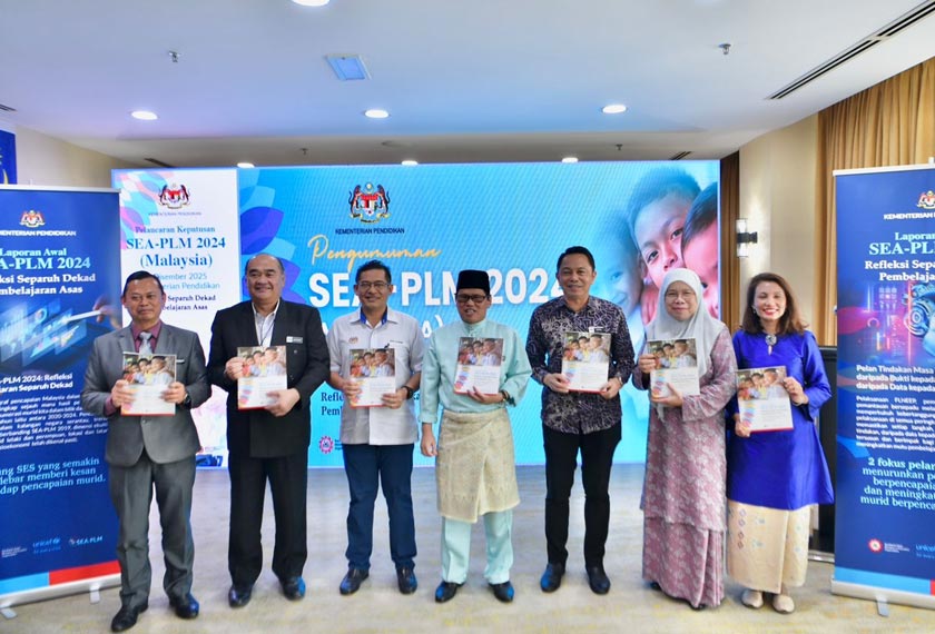 Mohd. Azam (empat, kiri) ketika sesi bergambar bersama barisan tetamu kehormat. - Foto KPM