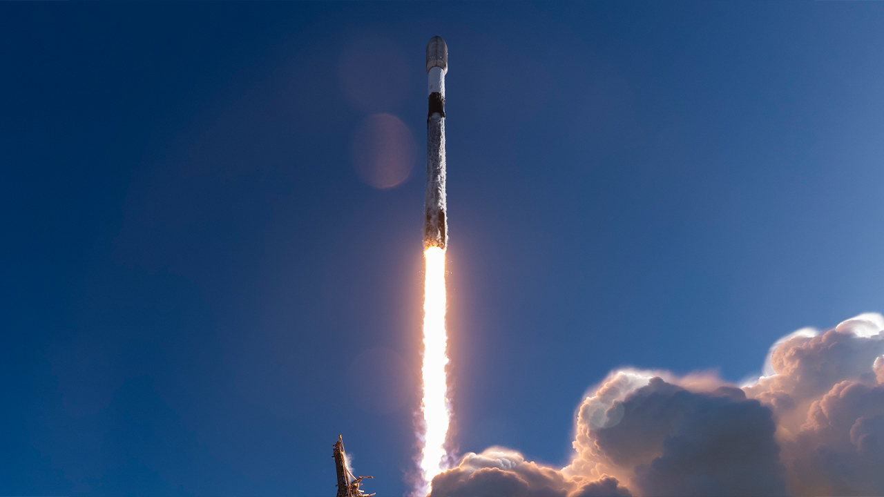 Photo: astroawani.com SpaceX Falcon 9 Launches 27 Starlink Satellites and Lands Booster in California