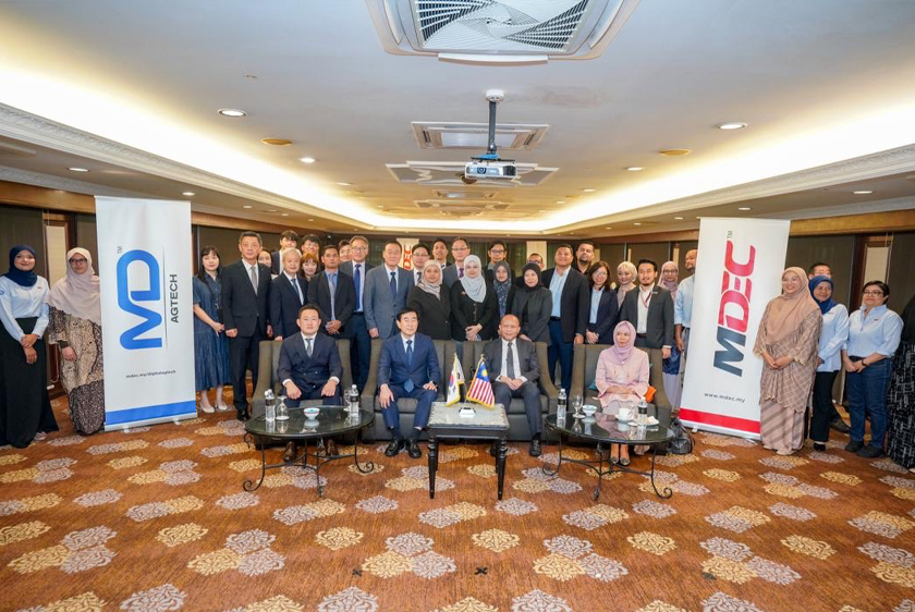 Ir Wan Murdani Wan Mohamad, Gil-Hyeong Cho, Kim Sung Hoon dan Amnah Shaari bersama tetamu pada majlis pertukaran MoU dan LoI kerjasama AgTech digital Malaysia–Korea. -Foto MDEC