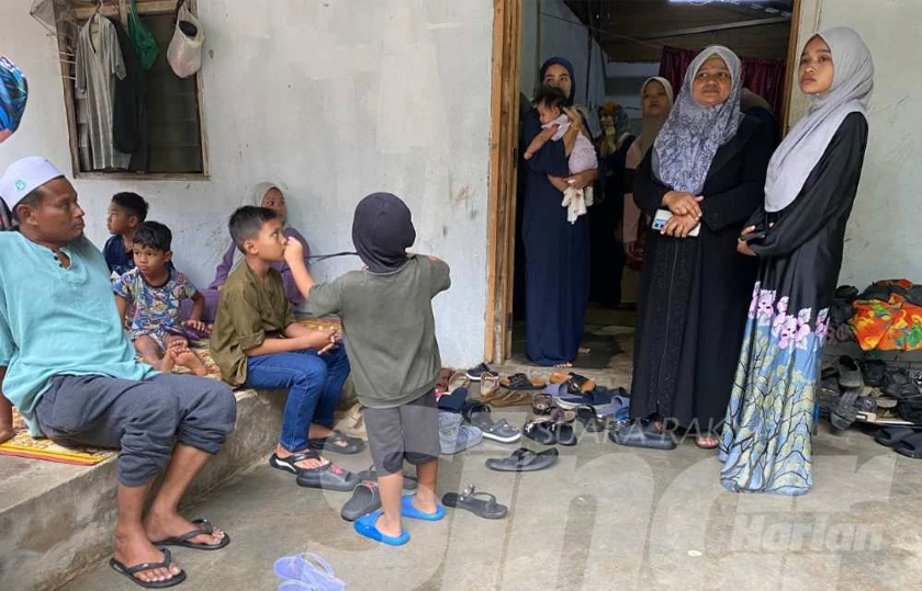 Suasana pilu menyelubungi pekarangan rumah Mohamad Syafi Irsyad di Kampung Banggol Judah, Machang pada Sabtu. - Foto Sinar Harian