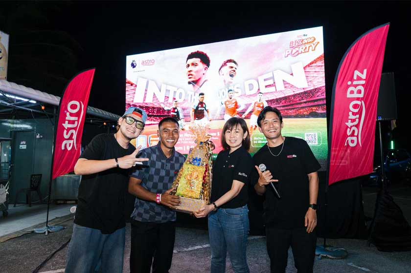 Antara pelanggan Rezeky Tomyam menerima hadiah istimewa sempena acara ‘BizOne Watch Party’ bersama AstroBiz.