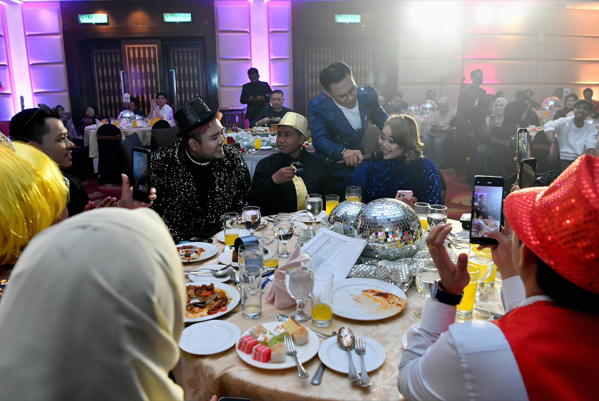 Suasana meriah di Majlis Makan Malam Gala dan Sesi Beramah Mesra bersama #Vaganzers serta alumni Gegar Vaganza, yang menyaksikan interaksi mesra antara peminat dan artis kegemaran mereka. - Gambar Astro