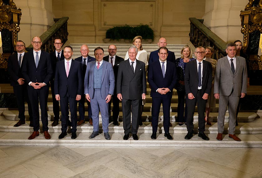 Raja Philippe (depan, tengah) dan Bart De Wever (kiri, depan, tengah) bergambar bersama anggota kabinet selepas upacara mengangkat sumpah bagi kerajaan baharu di Istana Diraja di Brussels, 3 Feb 2025.