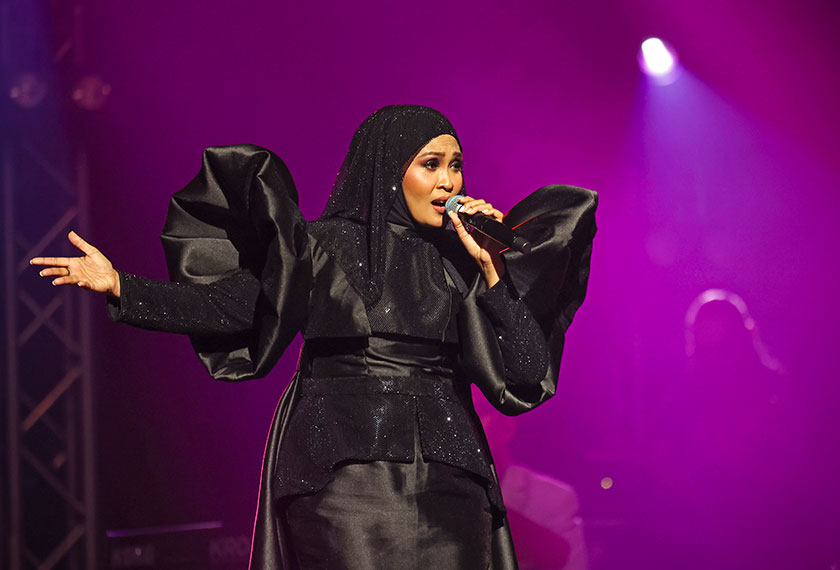 Persembahan memukau dari penyanyi Siti Nordiana pada Konsert Tomok dan Siti Nordiana: Memori Mungkin Berulang pada Sabtu malam.- Foto Bernama