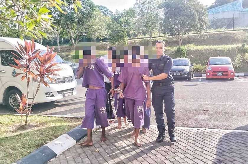 Suspek (kiri) tiba di pekarangan Mahkamah Alor Gajah di sini, pada Selasa.- Foto Sinar Harian