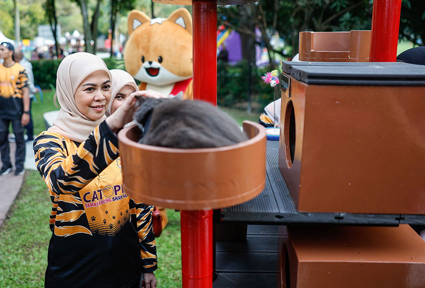 Tengku Permaisuri Selangor Tengku Permaisuri Norashikin berkenan berangkat melihat kucing-kucing di Taman Kucing Shah Alam (Catopia Shah Alam) sempena majlis perasmian taman berkenaan di Dataran Kemerdekaan, Seksyen 14 hari ini.- Foto Bernama