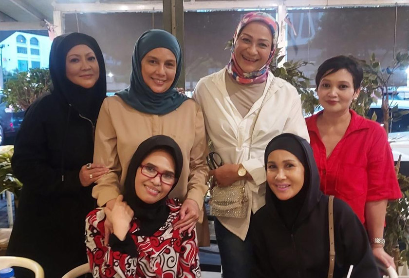 Mazuin bersama rakan-rakan seangkatannya sering bertanya khabar. - Gambar ihsan Facebook Syed Sobrie DSS