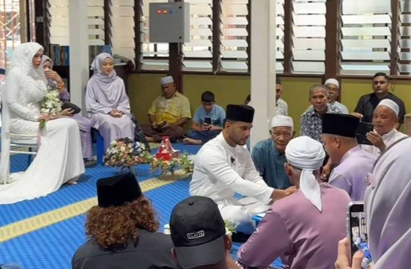 Majlis pernikahan diadakan secara sederhana dan hanya dihadiri kaum keluarga serta rakan rapat.