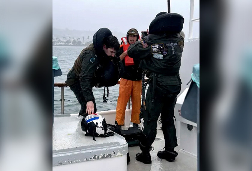 Imej menunjukkan dua anak kapal diselamatkan selepas pesawat E/A-18G Growler terhempas di Teluk San Diego, 12 Feb 2025. (Foto AP)Foto AP