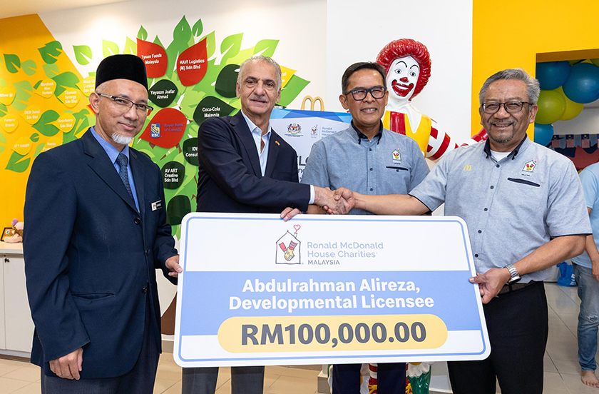 Abdulrahman Alireza menyampaikan sumbangan sebanyak RM100,000 kepada RMHC Malaysia ketika majlis perasmian. - Gambar RMHC Malaysia 