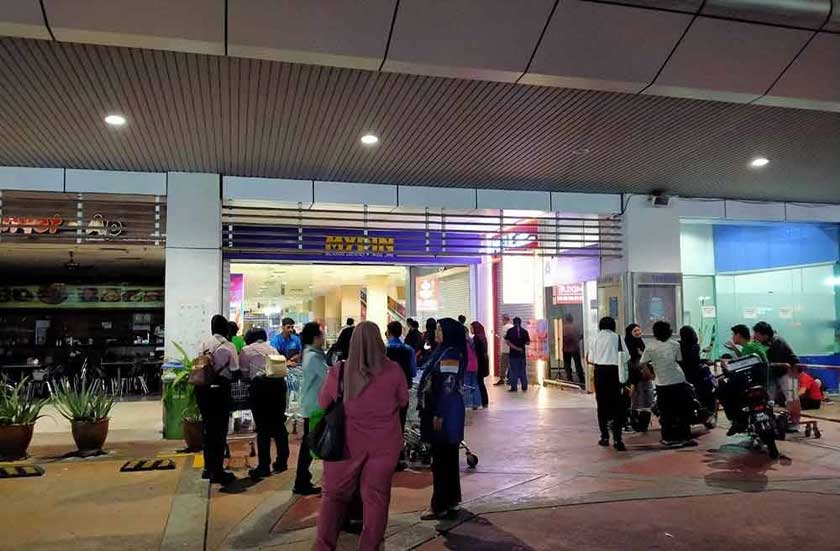 Orang ramai berkumpul di luar bangunan Pasar raya Besar Mydin Meru Raya di sini selepas berlaku insiden kebakaran melibatkan papan tanda. - Foto Sinar Harian