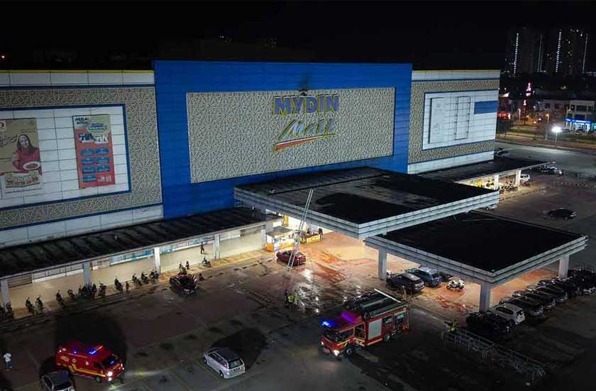 Keadaan semasa Pasar Raya Besar Mydin Meru Raya selepas bomba berjaya mengawal kebakaran yang memusnahkan 10 peratus papan tanda pasar raya tersebut kira-kira 8.30 malam tadi. --fotoBERNAMA 