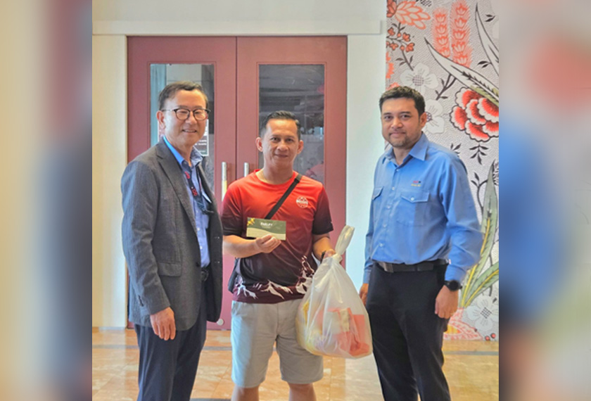 OCI TerraSus: CEO Dato’ Dr. Anas Alam Faizli and Chief Technical Officer Mr. Kim Dong Moon presented a contribution to an OCI TerraSus employee affected by the floods in Bintulu.