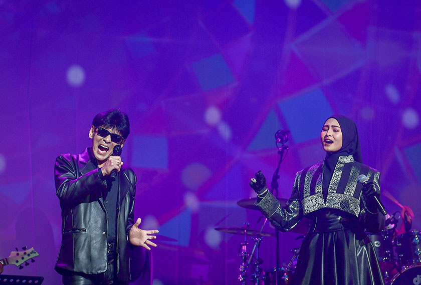 Datuk Jamal Abdillah berduet dengan Wany Hasrita menyanyikan lagu, Sandarkan Pada Kenangan ketika menjayakan konsert Datuk Jamal Abdillah “Sandarkan Pada Kenangan Mencari Azura”. - Foto Bernama