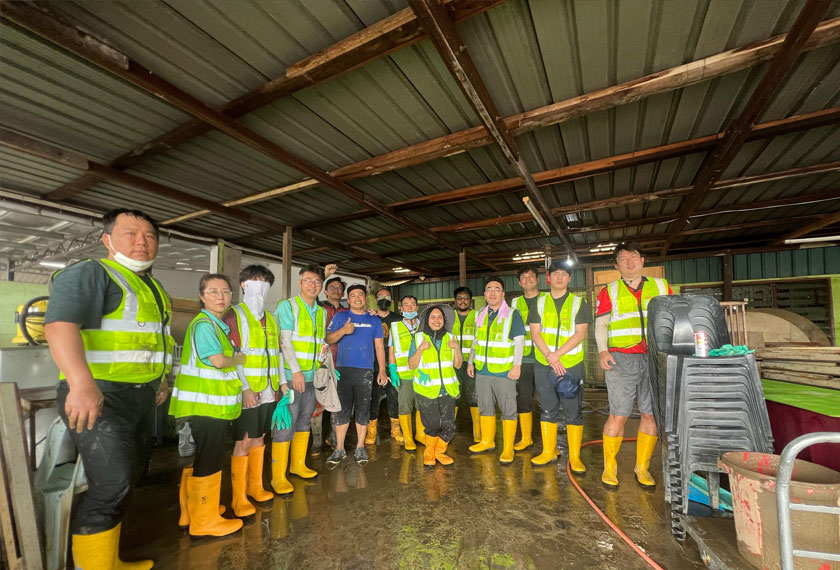OCI TerraSus volunteers cleaning the houses of OCI TerraSus employees on 1-2 February in Bintulu after the floods.