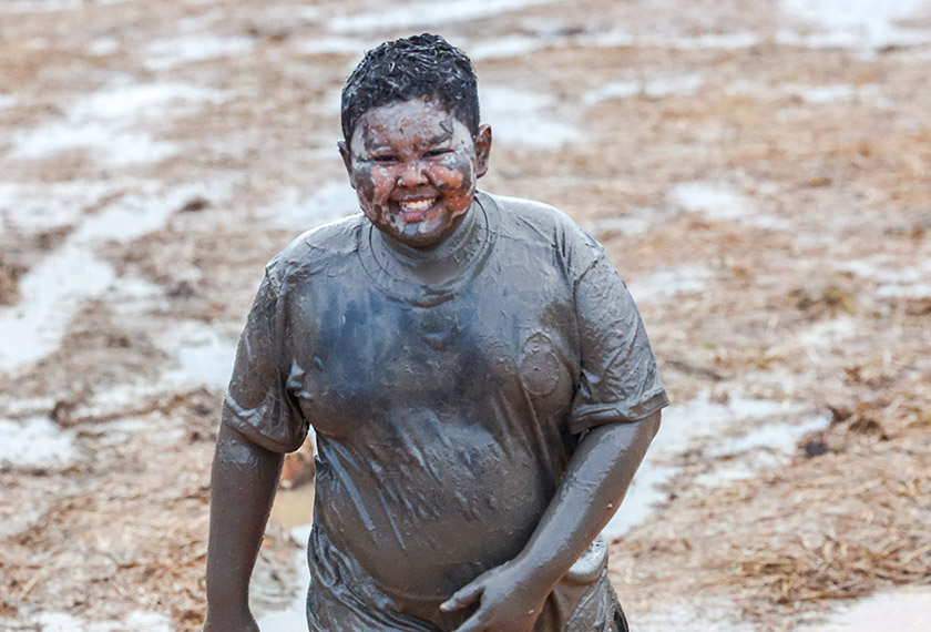 Seorang kanak-kanak bermain lumpur ketika berkunjung bersama rakan-rakannya sempena Karnival Jerami Kedah yang berlangsung di Kampung Teroi, dekat Guar Cempedak, Yan, hari ini. --fotoBERNAMA