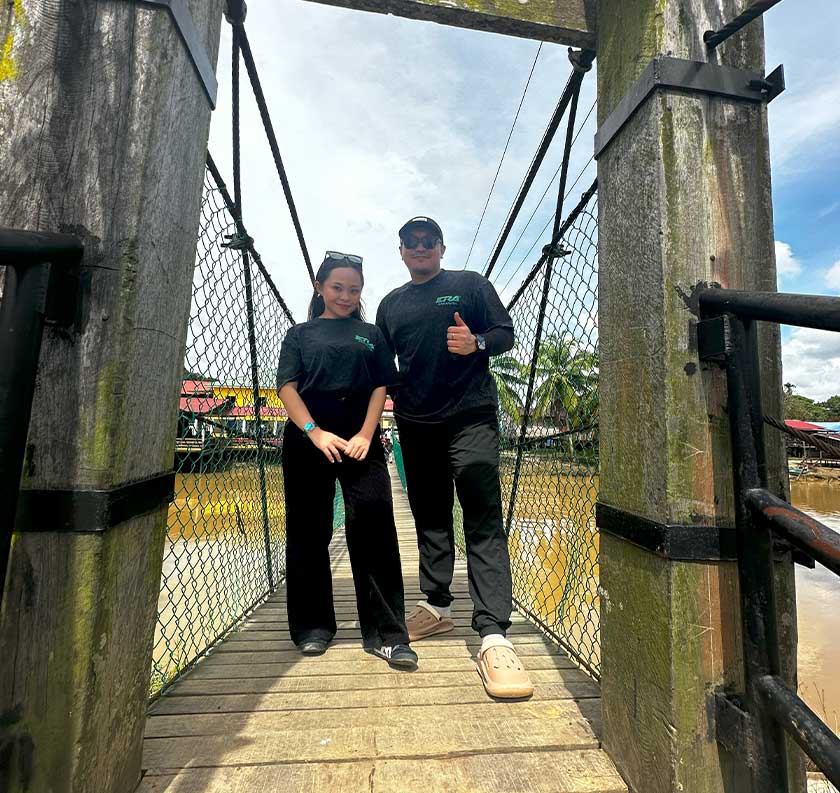 Penyampai ERA Sarawak, Alisa Spencer dan Abdirahman Iltizam antara yang turun padang membantu mangsa banjir. - Foto Astro AWANI