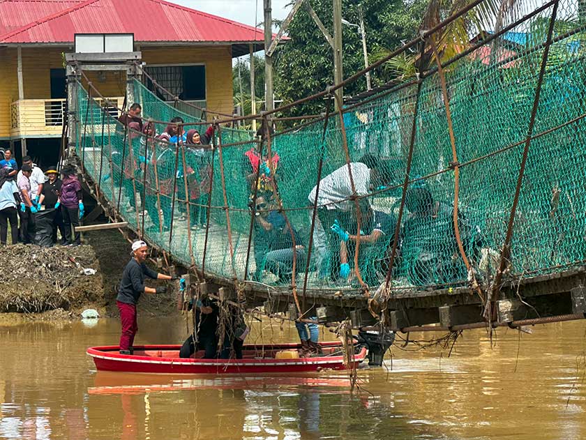 Banjir kali ini merupakan bencana terburuk dalam sejarah kampung tersebut yang mana kesemua 86 pintu rumah di kampung ini mengalami kerosakan. - Foto Astro AWANI