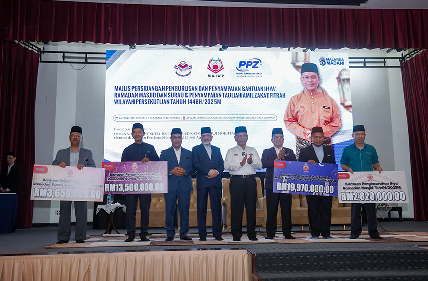 Menteri di Jabatan Perdana Menteri (Hal Ehwal Agama), Datuk Mohd Na’im Mokhtar  menyempurnakan sesi penyampaian cek cura Bantuan Pengimarahan  Ihya' Ramadan kepada Masjid, Surau dan Surau Jumaat. - Gambar MAIWP