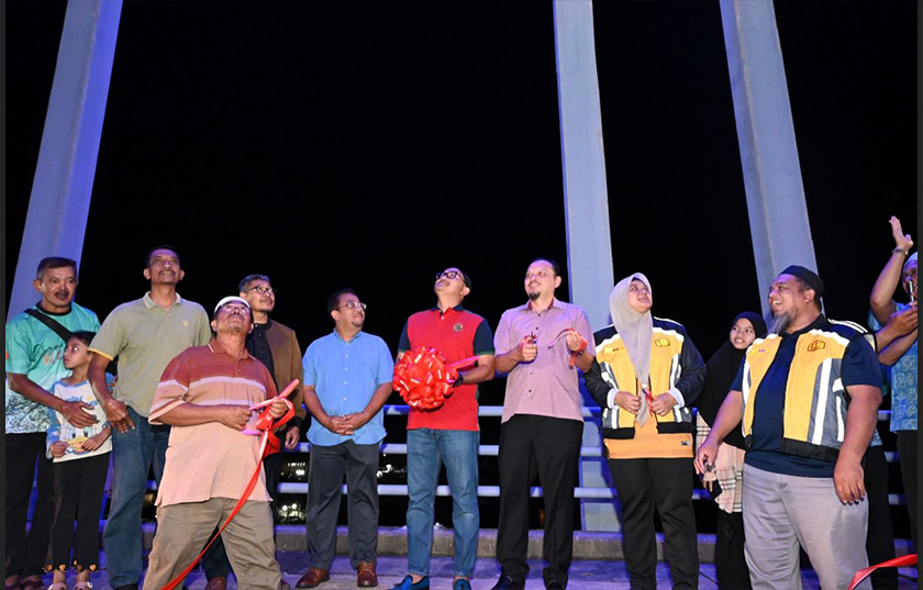 Mohd Salleh (tengah, baju merah) hadir pada majlis pelancaran simbolik Jambatan Tok Pasai, 30 Dis 2024. - Foto Astro AWANI