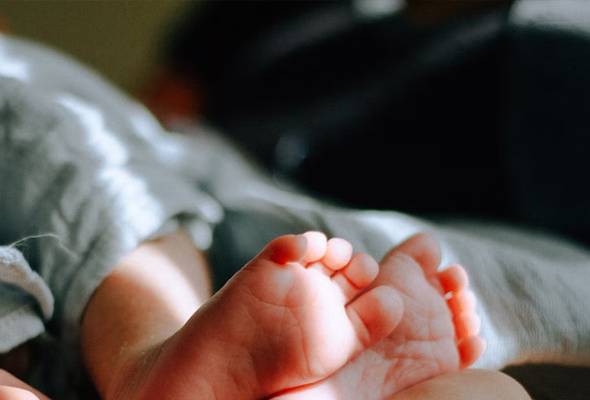 Bayi lelaki baru lahir ditinggalkan di dalam surau