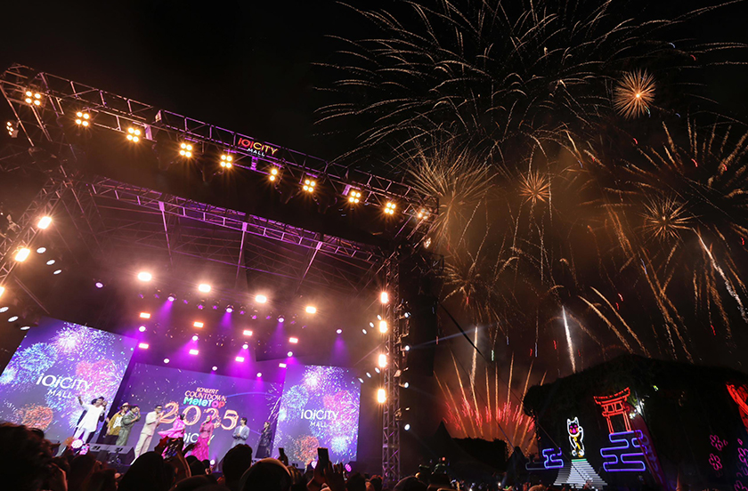 Konsert Coundown MeleTOP 2025 diakhiri dengan pertunjukkan bunga api kira-kira 10 minit menandakan masuknya tahun baharu. - Gambar Astro
