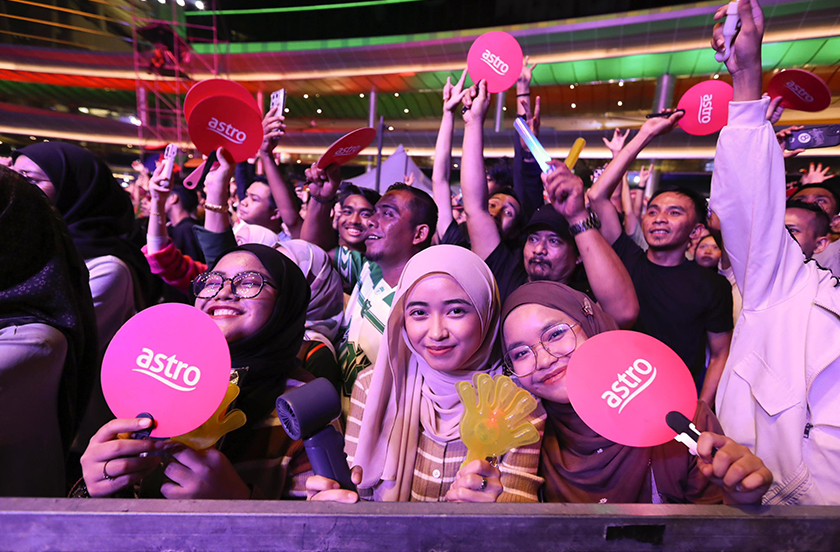Para pengunjung tidak melepaskan peluang bagi membanjiri IOI City Mall untuk menyambut malam tahun baharu bersama artis kegemaran mereka. - Gambar Astro