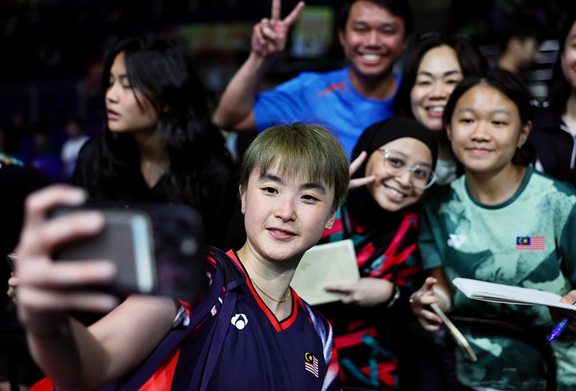 Vivian melayani peminat pada aksi terakhirnya di Kejohanan Petronas Terbuka Malaysia 2025 di Axiata Arena Bukit Jalil semalam. --fotoBERNAMA 
