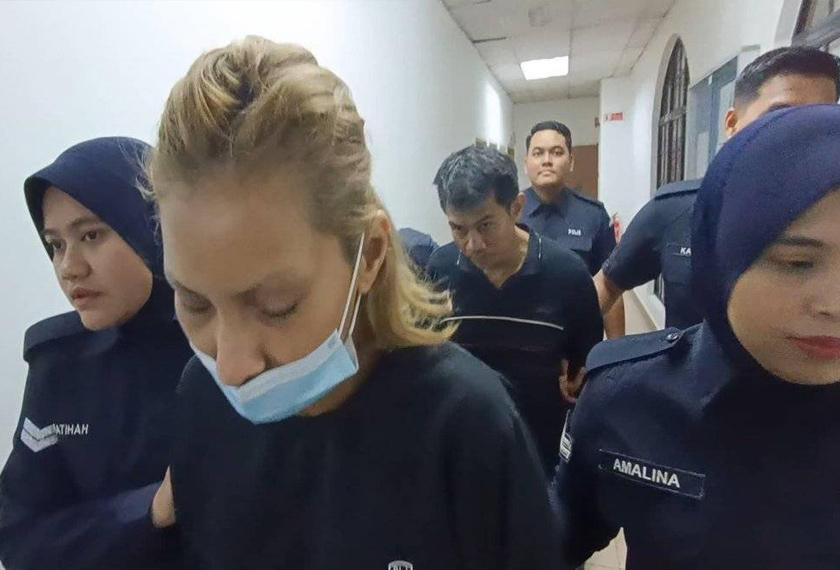 Nur Anne (depan, tengah) Nur Anne turut menghadapi satu lagi pertuduhan iaitu dengan sengaja menghalang penjawat awam yang juga dua anggota polis. - Sinar Harian