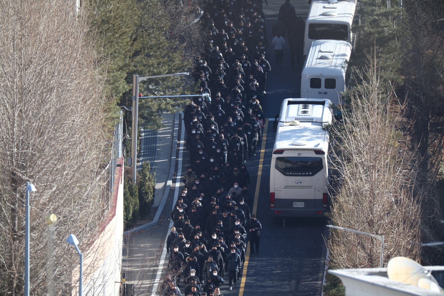 Police officers and investigators of the Corruption Investigation Office for High-ranking Officials leave the official residence of impeached South Korean President Yoon Suk Yeol, following his arrest, in Seoul, South Korea, January 15, 2025. REUTERS/Kim Hong-Ji