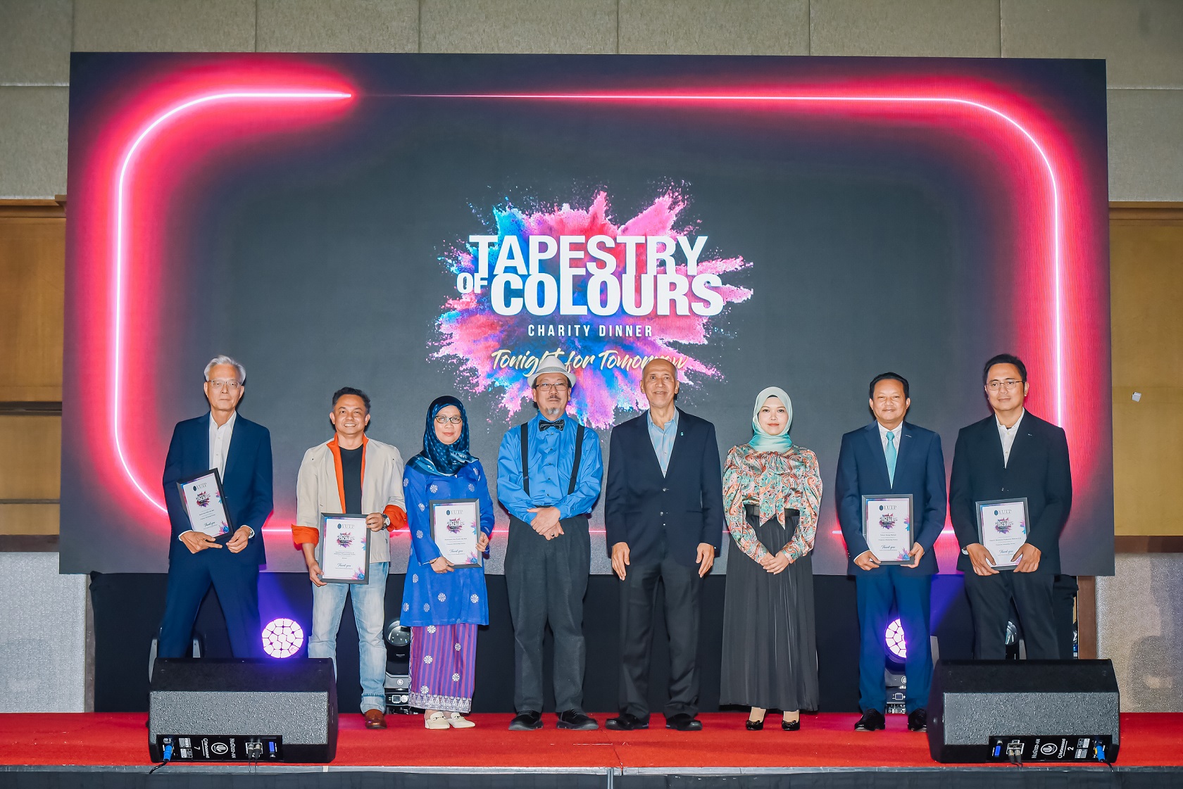 Mohd Bakke Salleh (fifth from left), flanked by Alina Zaira Abu Bakar (on Mohd Bakke’s right) and Mohamed Ibrahim (on Mohd Bakke’s left) together with the representatives of the corporate scholarship partners at the Tapestry of Colours charity dinner.