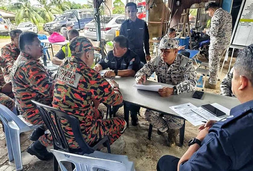 Beberapa agensi yang terlibat dalam Carilamat dua nelayan itu. - Sinar Harian