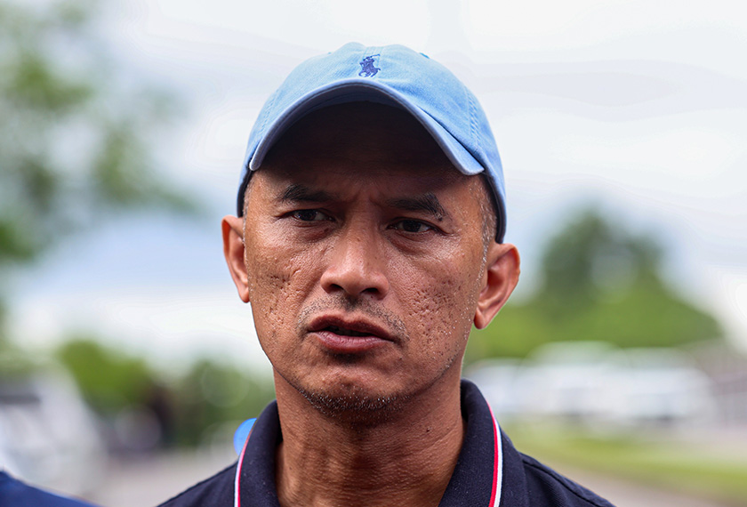 Mohd Shuhaily Mohd Zain mengadakan sidang media mengenai polis menembak mati tiga individu disyaki terbabit kegiatan samun dan curi kenderaan di Rawang tengah hari tadi (18 Jan). - Foto BERNAMA