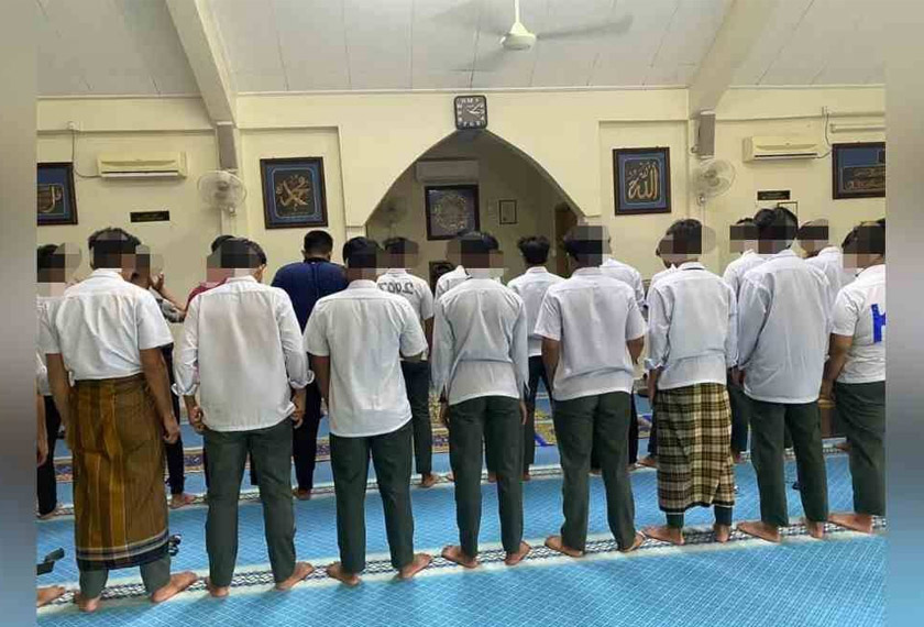 Pelajar ditahan menunaikan solat Asar berjemaah di surau IPD Marang. - Foto Ihsan Polis