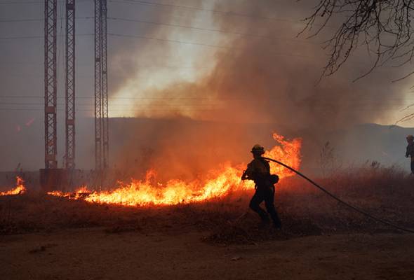 New wildfire near Los Angeles explodes to 9,400 acres, forces ...