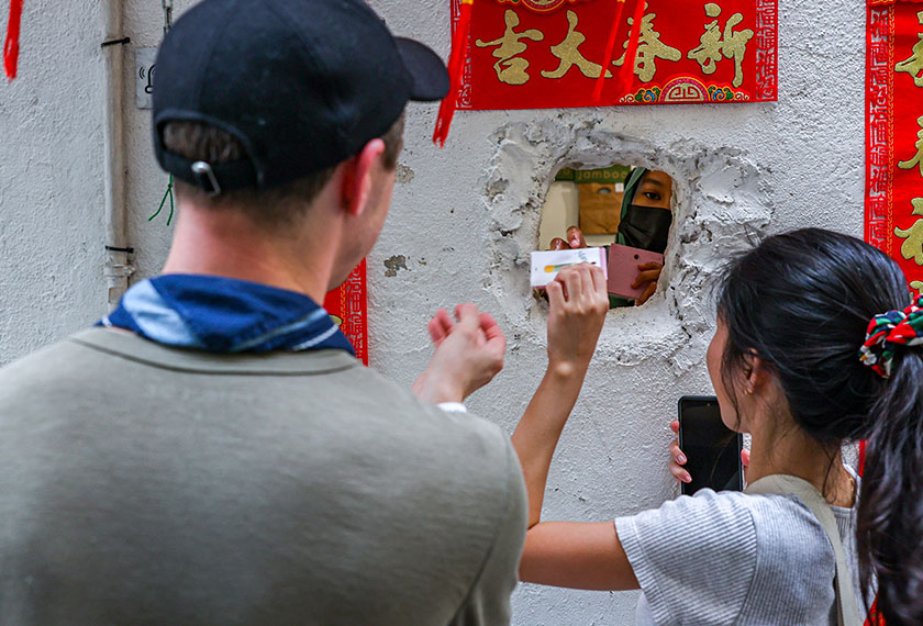  Pelanggan mengambil pesanan melalui lubang di dinding yang menjadi satu keunikan di Jamboo, Jalan Tun HS Lee baru-baru ini. --fotoBERNAMA
