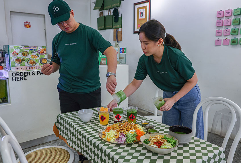 Pengasas Jamboo Concept Store James Wong, 29, dan Jenny Yeo, 28, menyediakan hidangan Hakka Lei Cha di Jamboo, Jalan Tun HS Lee baru-baru ini. --fotoBERNAMA