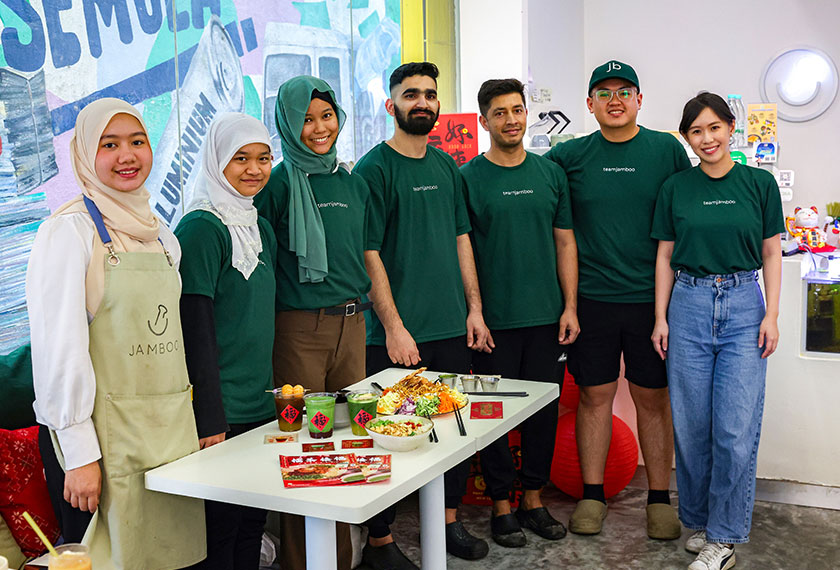 Pengasas Jamboo Concept Store James Wong, 29, (dua, kanan) dan Jenny Yeo, 28 (kanan) bergambar bersama pekerja mereka di Jamboo, Jalan Tun HS Lee baru-baru ini. --fotoBERNAMA
