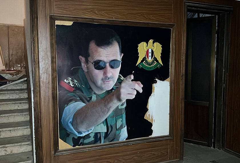 Potret Bashar Al Asad yang ditinggalkan di Ibu Pejabat Bahagian Perisikan Wilayah Timur Syria, Al-Mukhabarat Al-Jawiyah, Aleppo. - Gambar Astro AWANI / Hilal Azmi